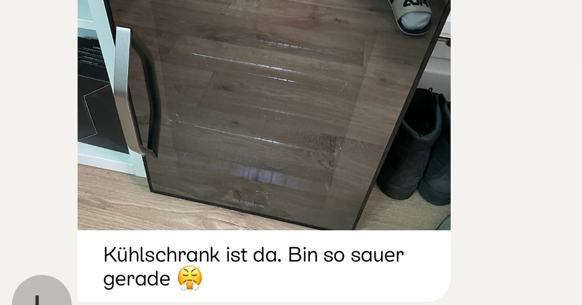 Er ist so sauer wegen des Kühlschranks