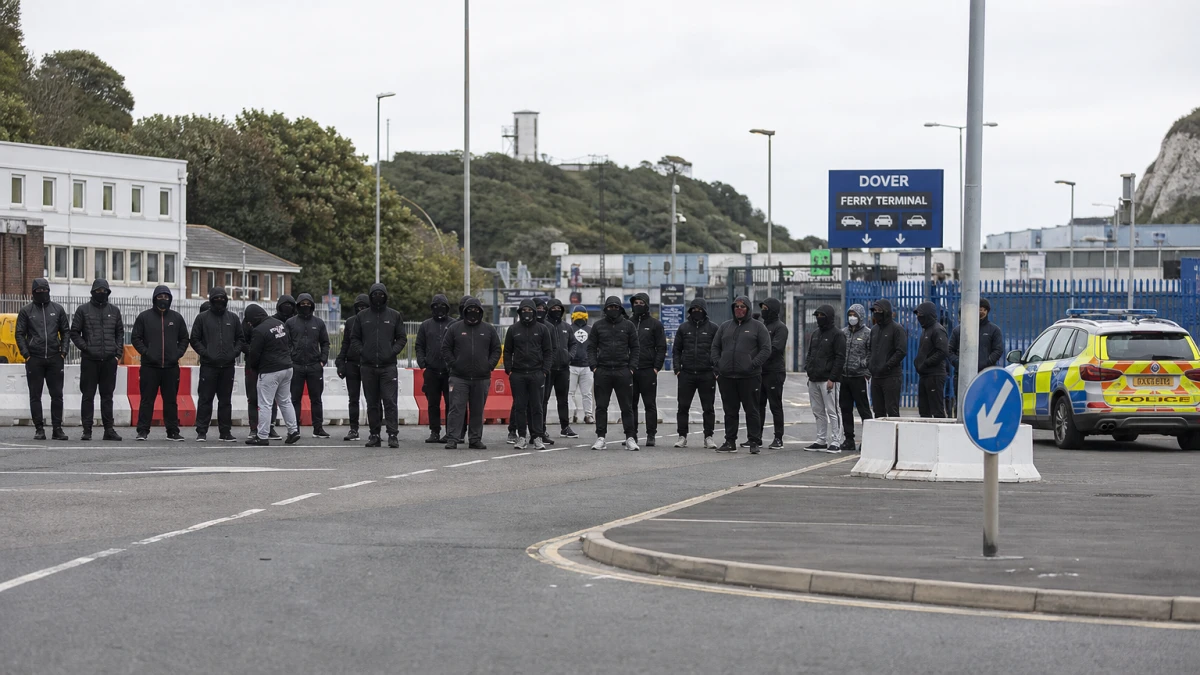 Hunderte Vermummte legen Hafen von Dover lahm