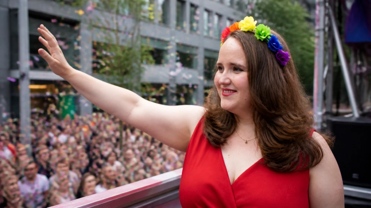 Rekord-CSD in Hamburg: 300.000 trotzen dem Terror – Ricarda Lang im roten Kleid