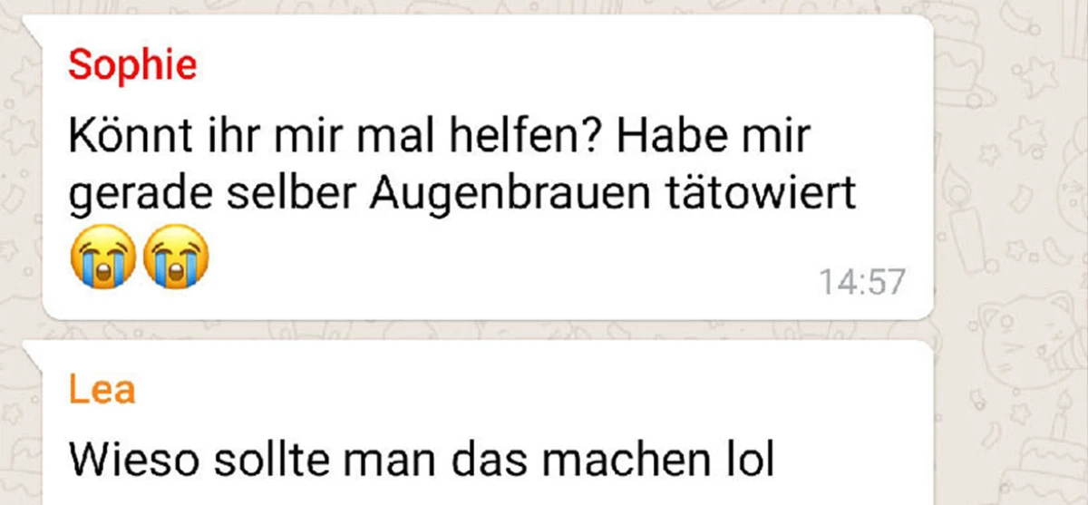 Sie hat ihre Augenbrauen tätowiert