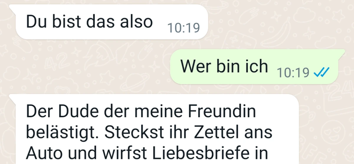 Er schreibt ständig seiner Freundin