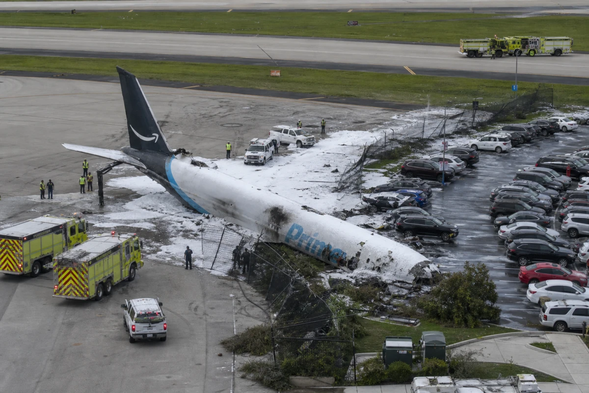 Amazon-Frachtflugzeug schießt in Miami über Landebahn – fünf Tote