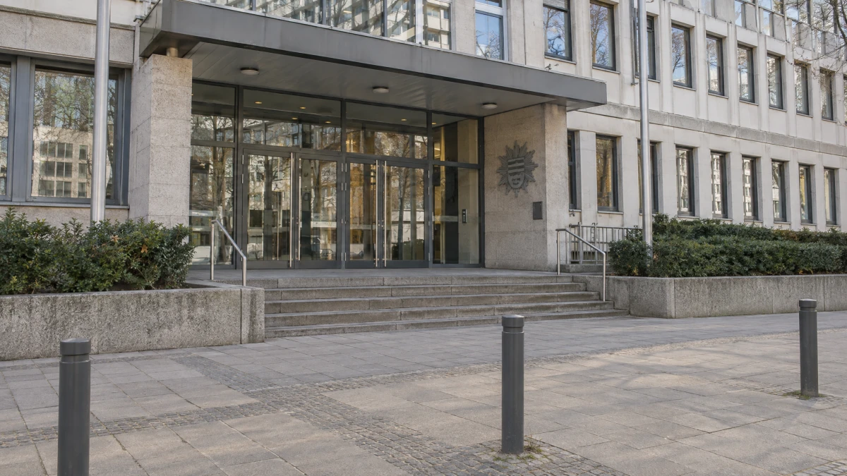 Frankfurter Polizist soll Häftling zum Betteln genötigt haben