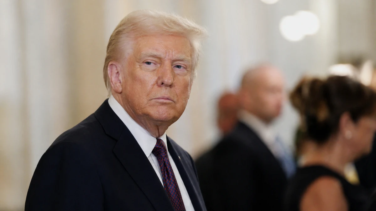 Donald Trump bei einem formellen Auftritt nach einem Sicherheitsvorfall in Washington