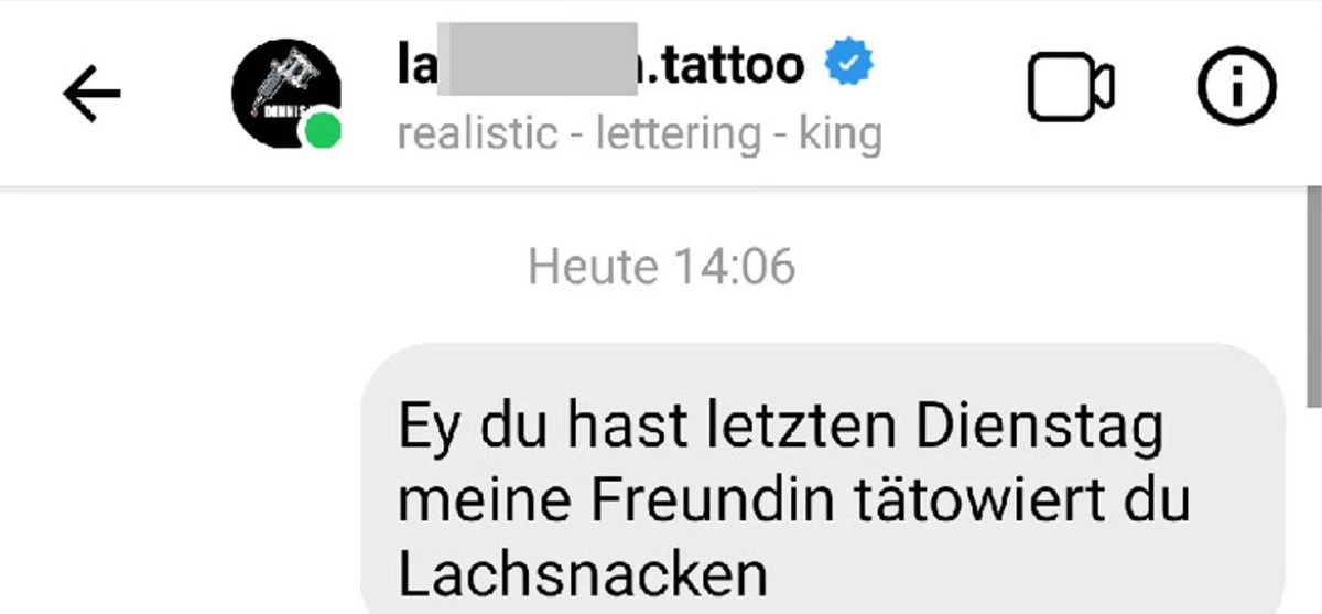 Die Freundin und ihr neues Tattoo