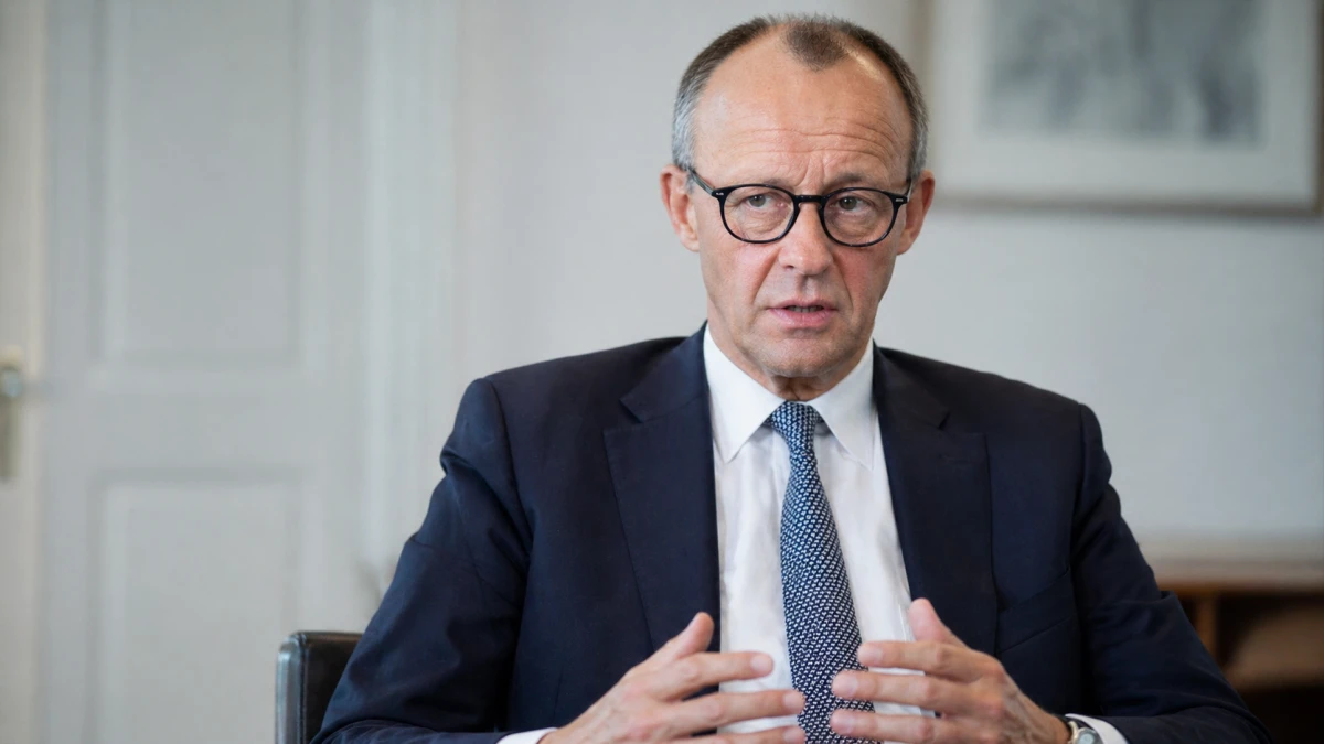 Bundeskanzler Friedrich Merz bei einem Interview, nachdenklich und ernst