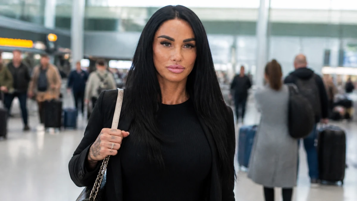 Katie Price im Stringbikini auf Ibiza – Sohn Harvey bekommt Sprechchöre