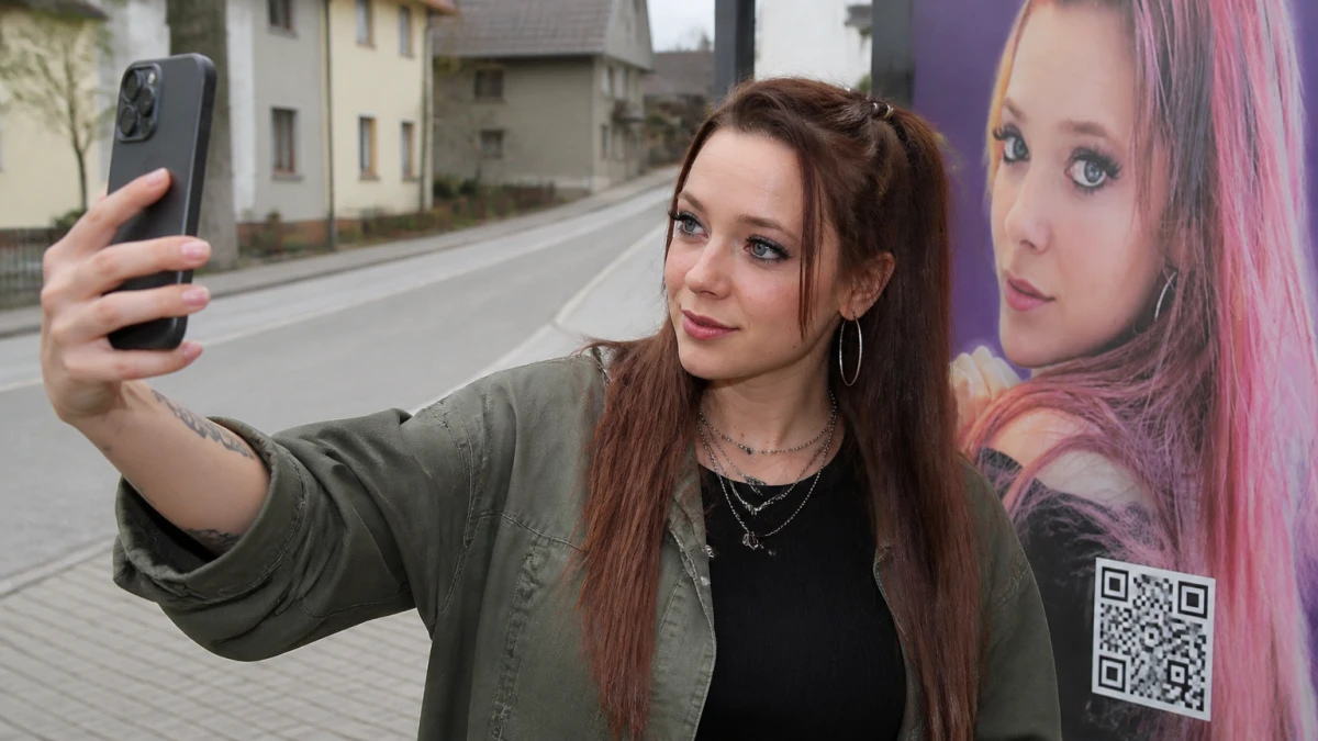 16.176 Scans und 73 Mio. Aufrufe: Anne Wünsches Erotik-Plakate im Ex-Dorf werden PR-Coup