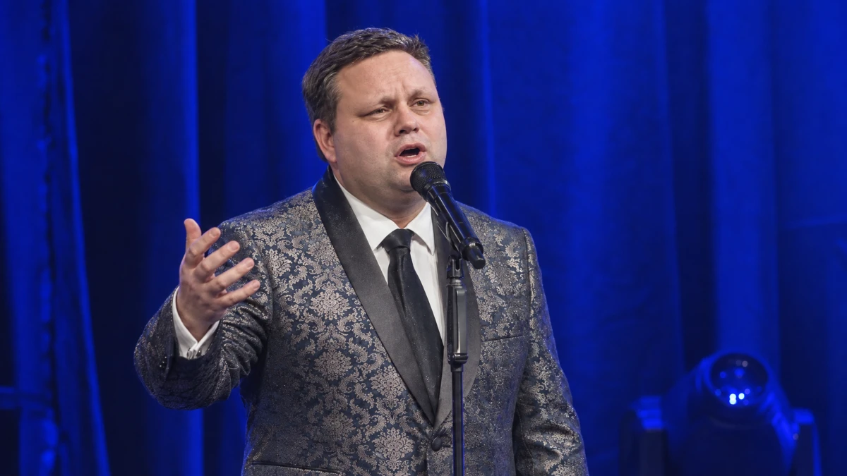 Paul Potts tritt in Würselen auf und kontert das Casting-Vorurteil