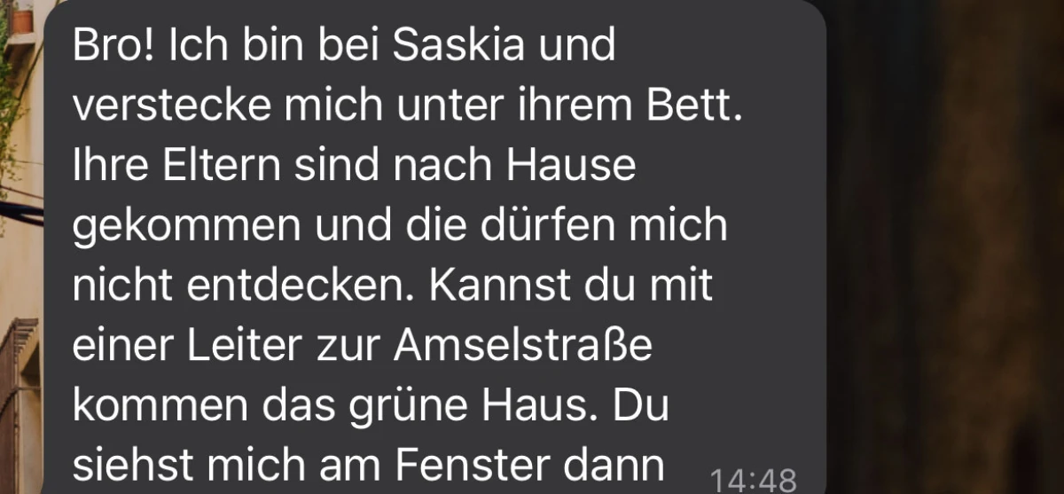 Er versteckt sich unter ihrem Bett