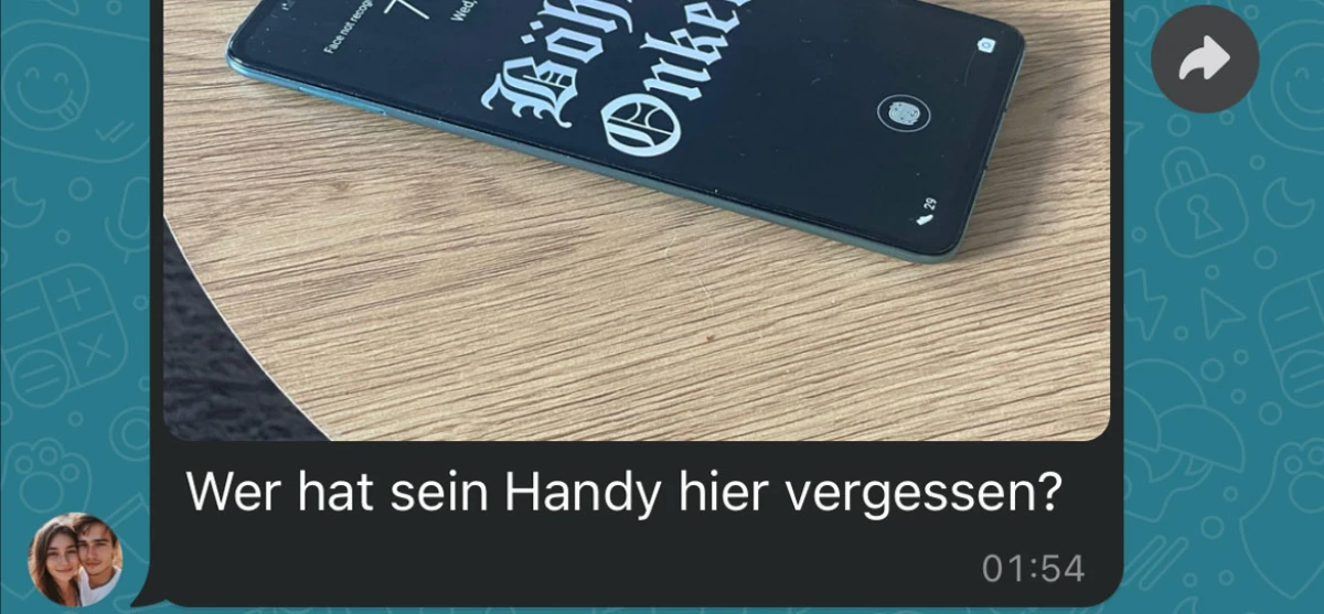 Er hat Fotos auf dem Handy seines Freundes gefunden
