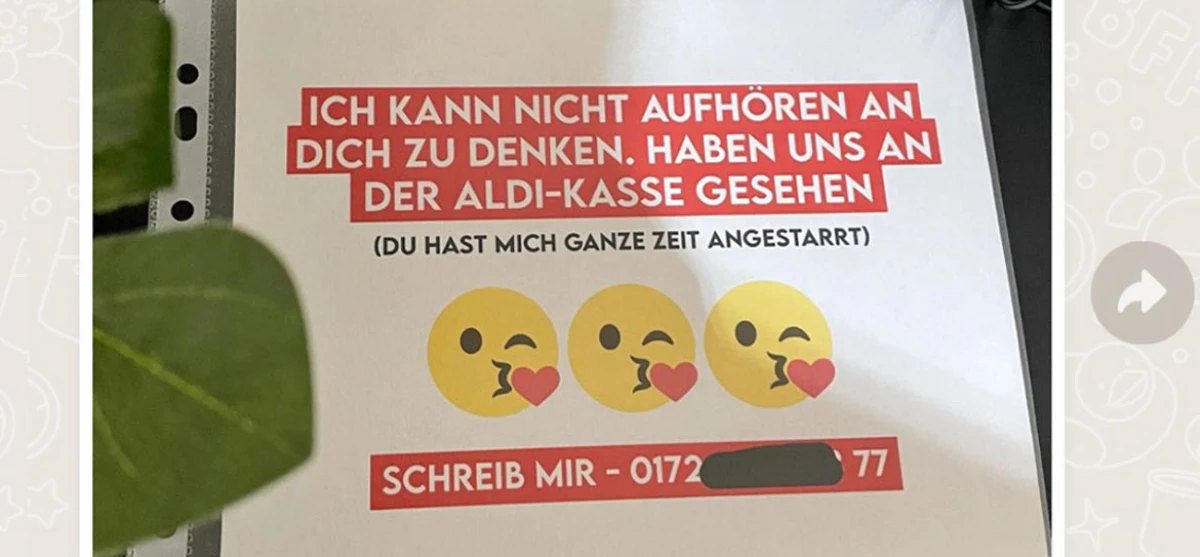 Jemand hat ihr eine Nachricht am Auto hinterlassen