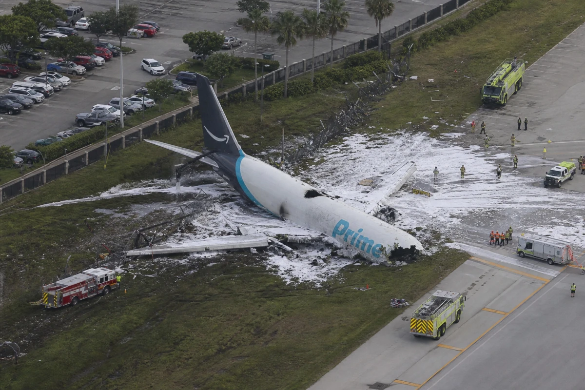 Amazon-Frachtflugzeug schießt in Miami über Landebahn – fünf Tote