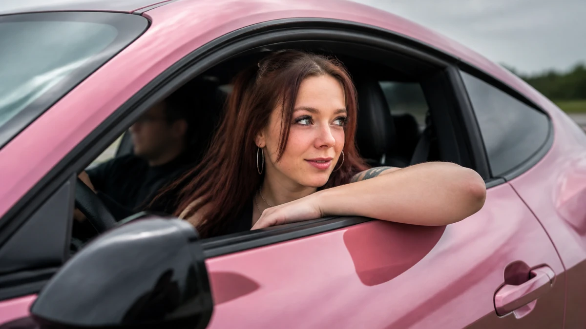 Anne Wünsche gönnt sich pinken 100.000-Euro-AMG – und hat keinen Führerschein