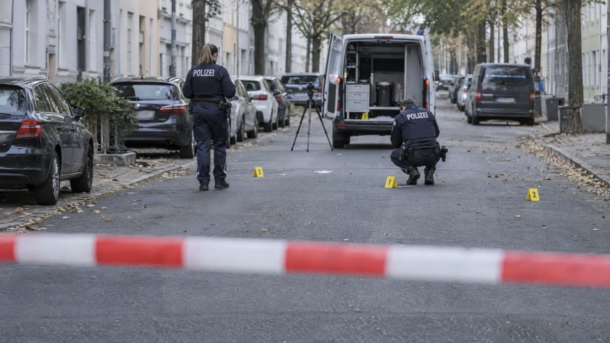 22-Jähriger vor Berliner Polizeiwache angeschossen – Schütze flüchtig
