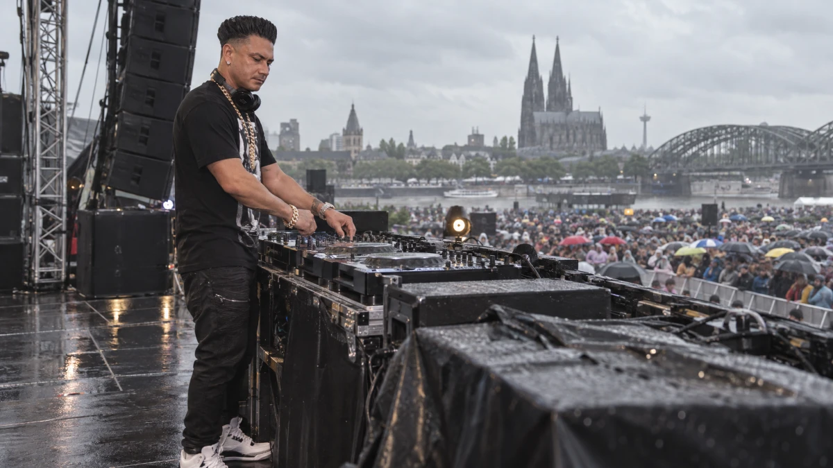 DJ Pauly D macht Nikki Hall beim eigenen DJ-Set einen Antrag