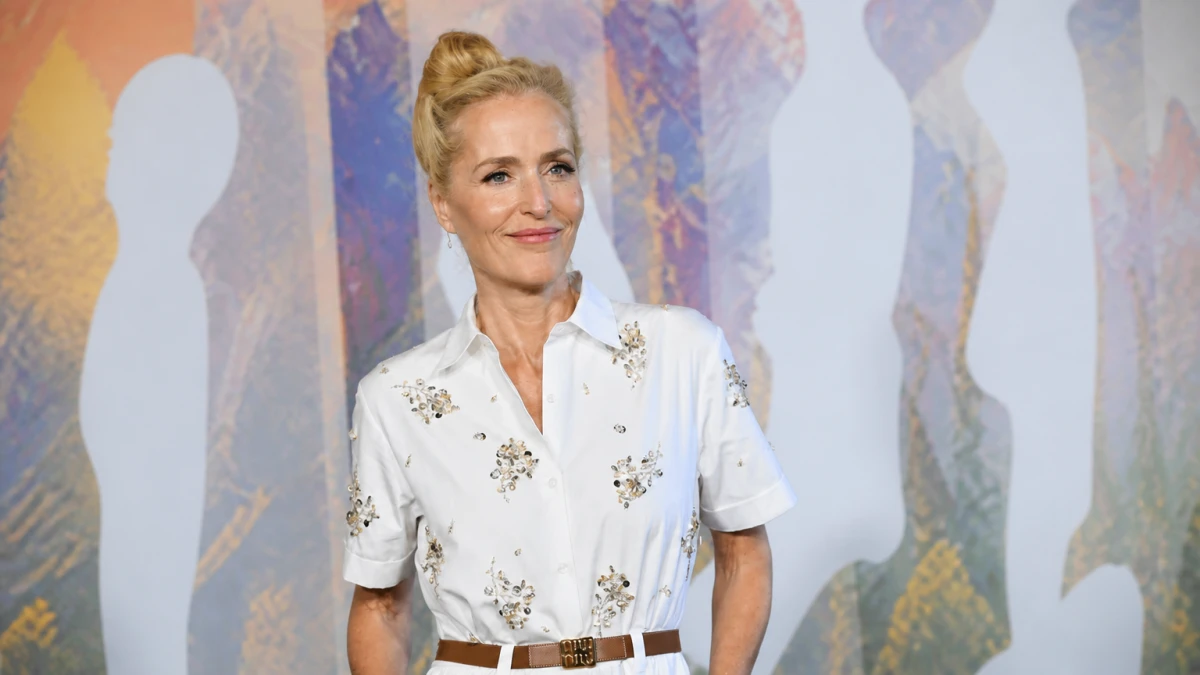 Weißes Miu-Miu-Hemdblusenkleid: Gillian Anderson (57) begeistert bei „Camp Miasma"-Premiere