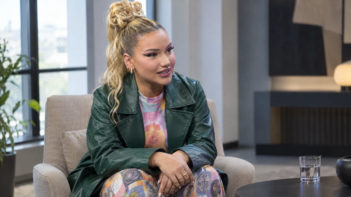 Shirin David kontert „Plastik und Fake“ mit Foto aus 2015