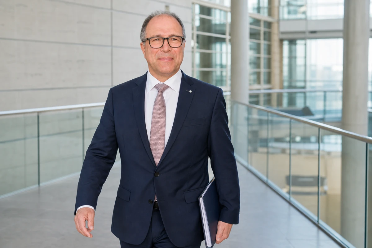 Alexander Hold kehrt zu Sat.1 zurück – 50 neue Fälle noch 2026