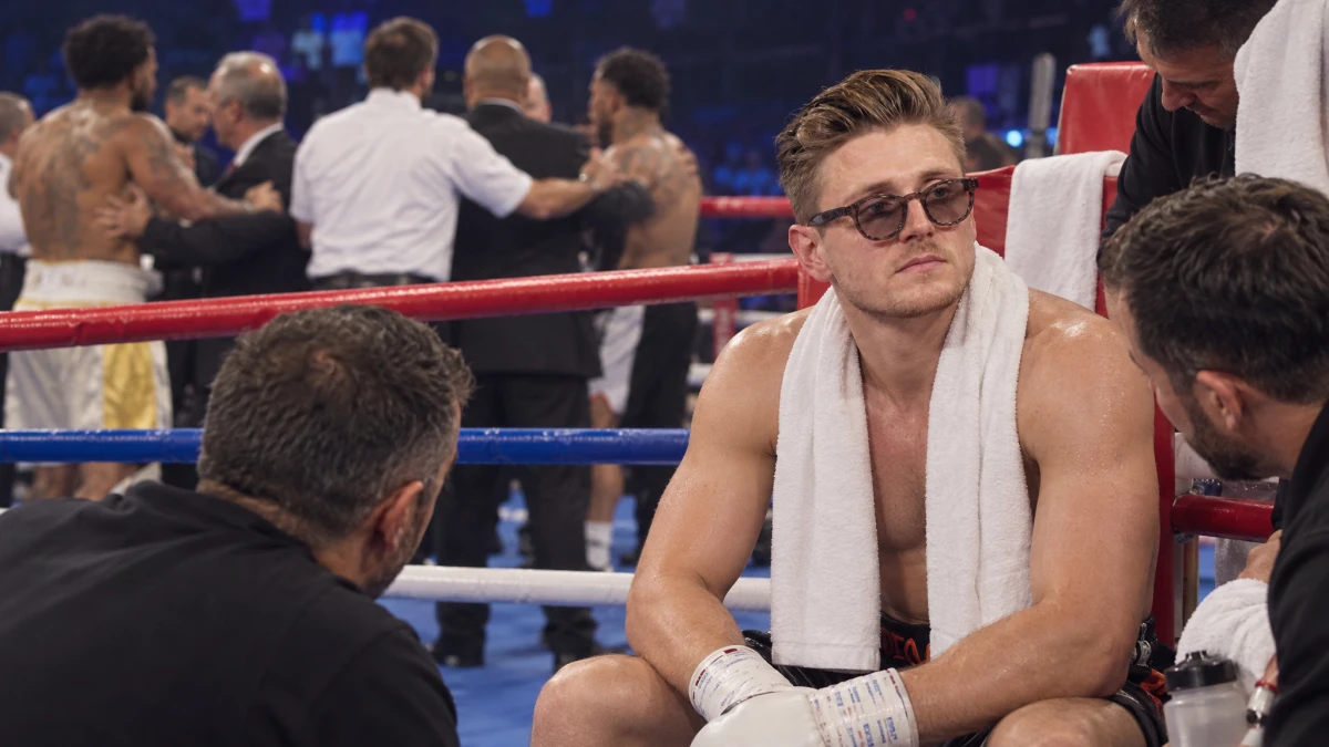 Tommy Pedroni wird Sekunden nach seinem K.o.-Sieg angegriffen